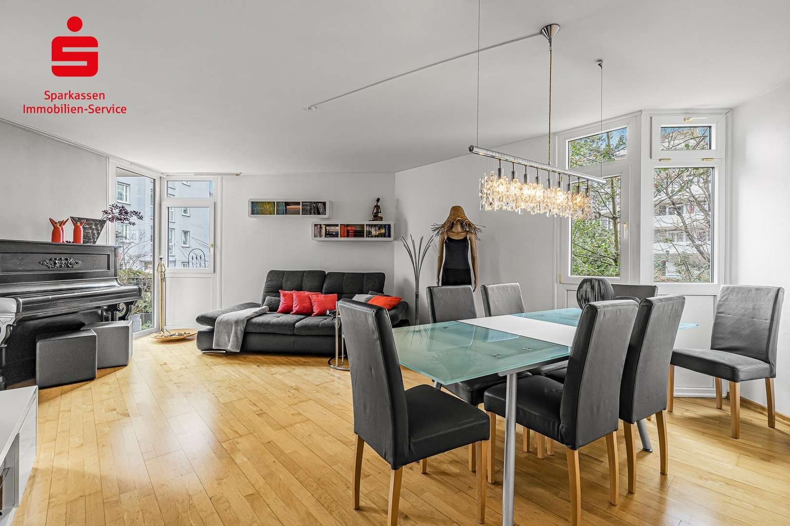 Wohn-/ Essbereich - Erdgeschosswohnung in 80636 München mit 101m² kaufen