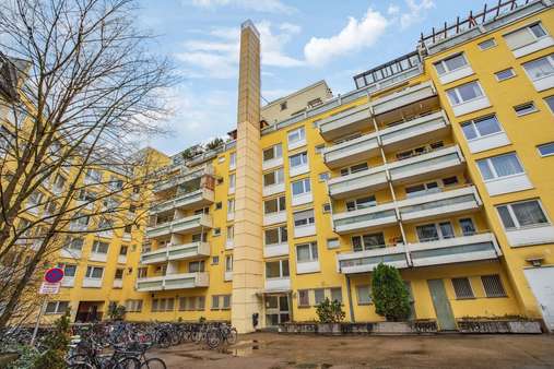 Hauseingangsseite - Etagenwohnung in 80636 München mit 54m² kaufen