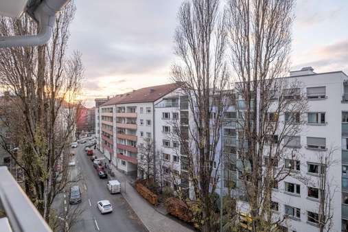 Blick Gebäude - Etagenwohnung in 81541 München mit 37m² kaufen