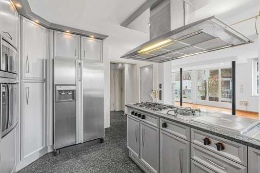 Blick in die Küche - Erdgeschosswohnung in 81739 München mit 131m² kaufen