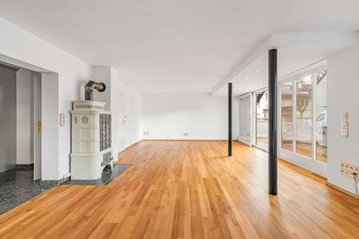 Wohnzimmer mit Kachelofen - Erdgeschosswohnung in 81739 München mit 131m² kaufen