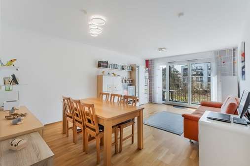 Wohnzimmer - Balkon Westseitig - Etagenwohnung in 80992 München mit 82m² kaufen