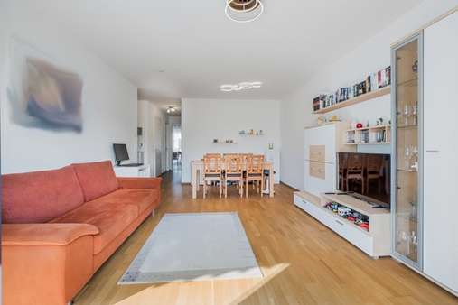 Wohnzimmer - Etagenwohnung in 80992 München mit 82m² kaufen