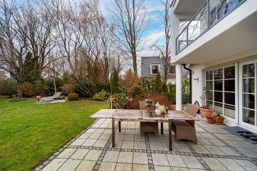 Hausansicht vom Garten aus - Doppelhaushälfte in 82031 Grünwald mit 201m² kaufen