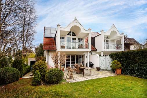 Hausansicht vom Garten aus - Doppelhaushälfte in 82031 Grünwald mit 201m² kaufen