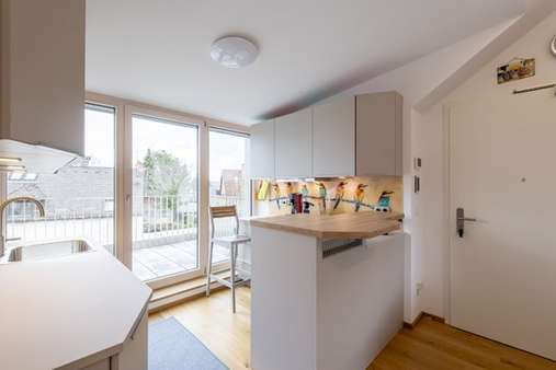 Moderne Kücheninsel - Dachgeschosswohnung in 81825 München mit 59m² kaufen