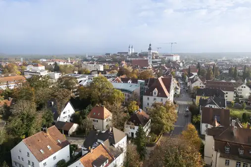 Bezugsfreie 3-Zi-Dachterrassenwohnung mit tollem Ausblick, Lift, 2,50 m Deckenhöhe und TG-Stellplatz