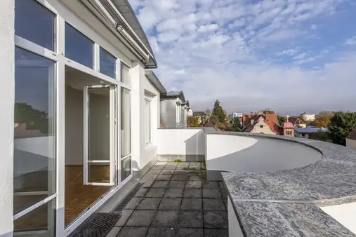 Bezugsfreie 3-Zi-Dachterrassenwohnung mit tollem Ausblick, Lift, 2,50 m Deckenhöhe und TG-Stellplatz