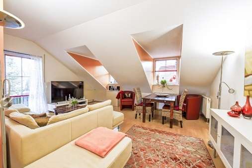 Helles Wohnzimmer - Dachgeschosswohnung in 81549 München mit 64m² kaufen