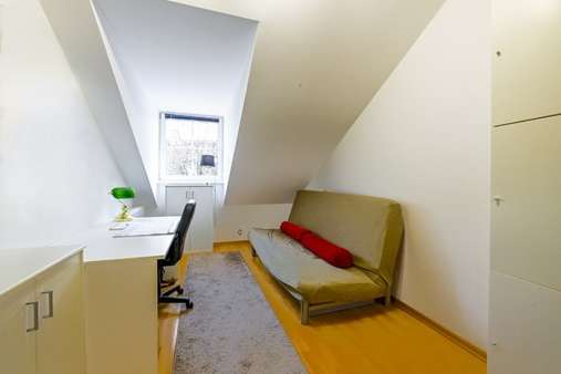 Kinder- oder Arbeitszimmer - Dachgeschosswohnung in 81549 München mit 64m² kaufen