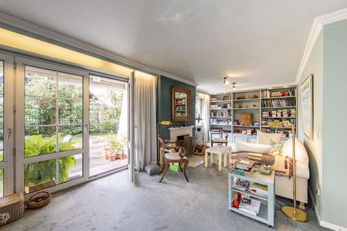 Wohnzimmer mit Kamin - Einfamilienhaus in 81247 München mit 161m² kaufen