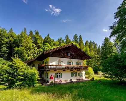 Denkmalgeschützte Landhaus-Villa mit Blick auf die Zugspitze