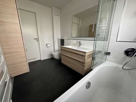Badezimmer mit Badewanne - Erdgeschosswohnung in 81739 München mit 83m² mieten