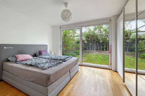 Schlafzimmer - Erdgeschosswohnung in 81825 München mit 103m² kaufen