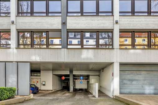 Zufahrt - Tiefgaragenstellplatz in 81669 München mit 0m² kaufen