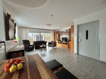 Wohnzimmer - Doppelhaushälfte in 81249 München mit 126m² kaufen
