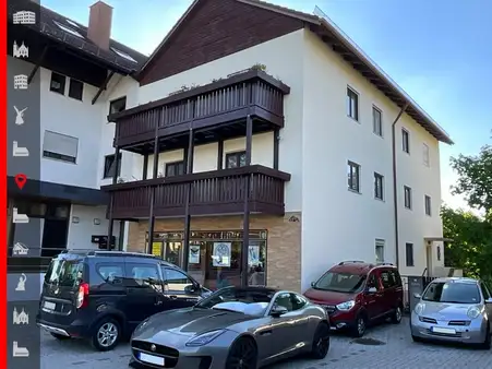 Mehrfamilienhaus mit drei Wohneinheiten, einer Gewerbeeinheit und Baureserven