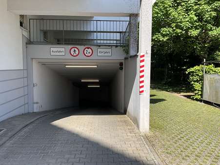 Garagenzufahrt - Tiefgaragenstellplatz in 81241 München mit 0m² kaufen