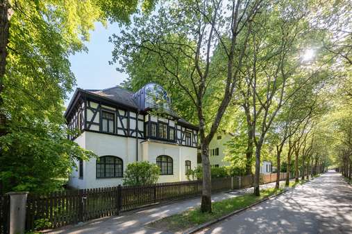 Hausansicht - Einfamilienhaus in 81245 München mit 204m² kaufen