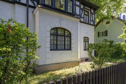 Stilechter Mittelerker - Einfamilienhaus in 81245 München mit 204m² kaufen