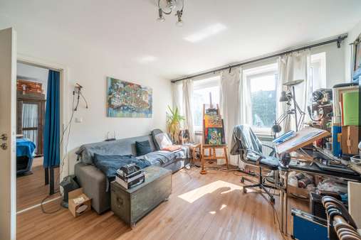 Wohnzimmer - Etagenwohnung in 80803 München mit 55m² kaufen