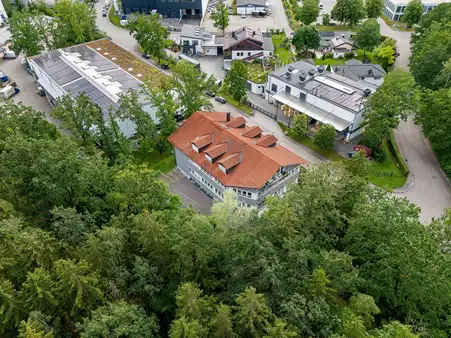 Lager-/ Produktionshallen und Bürogebäude südöstlich von München