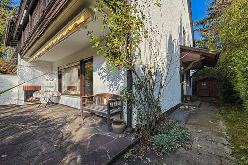 Terrasse mit Außenkamin - Doppelhaushälfte in 81739 München mit 138m² kaufen