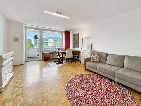 Wohnzimmer - Etagenwohnung in 80636 München mit 83m² kaufen