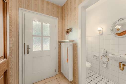 Eingangsbereich mit Gäste WC - Doppelhaushälfte in 81476 München mit 161m² kaufen