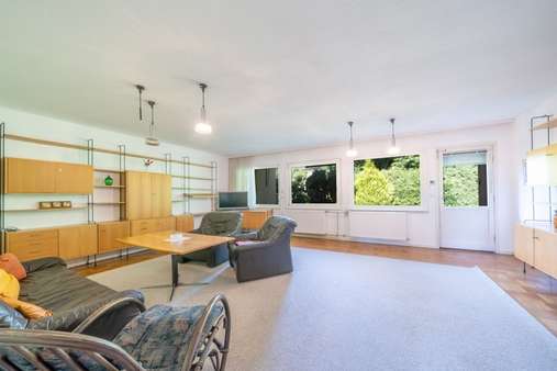 Großzügiges Wohnzimmer Großzügiges Wohnzimmer - Reiheneckhaus in 85540 Haar mit 118m² kaufen