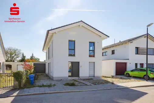 Energieeffizientes modernes Einfamilienhaus mit großem Garten 