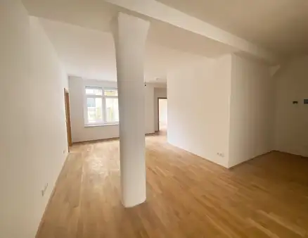 Modernes Rückgebäude mit Geschichte