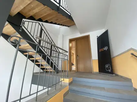 Modernes Rückgebäude mit Geschichte