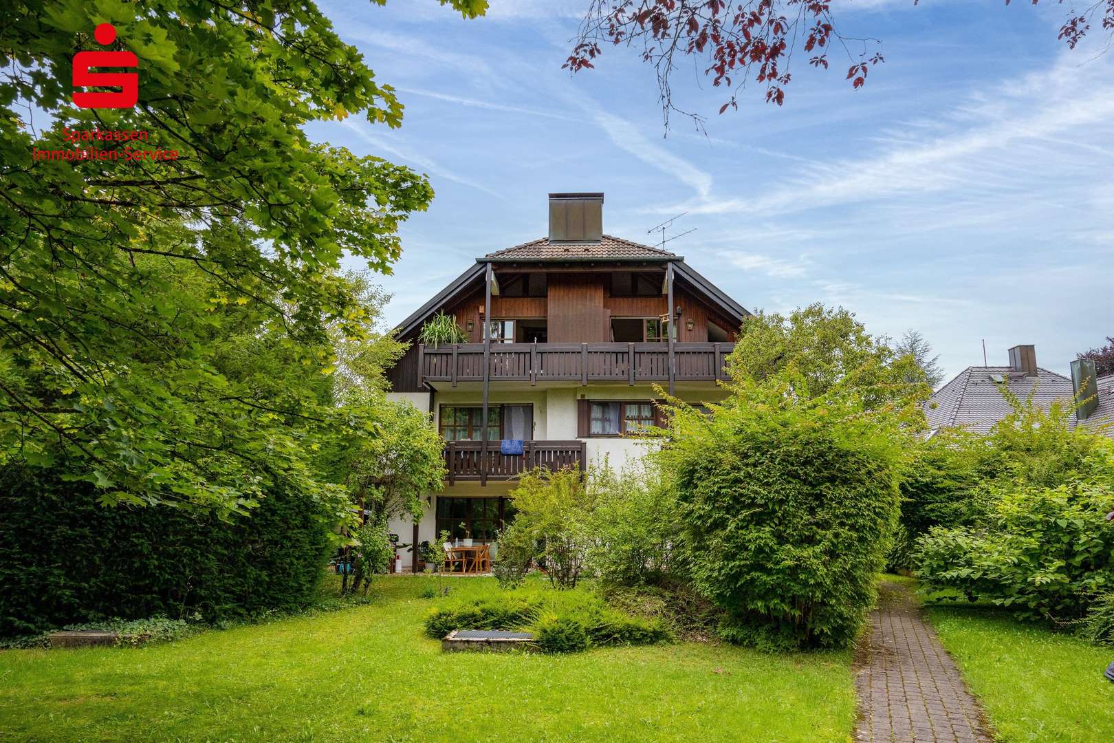 Hausansicht mit Gemeinschaftsgarten - Etagenwohnung in 81827 München mit 65m² kaufen