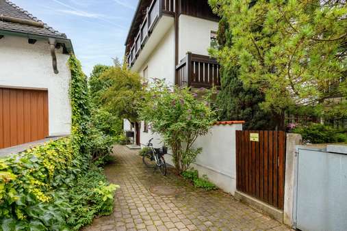 Zugang zum Haus - Etagenwohnung in 81827 München mit 65m² kaufen