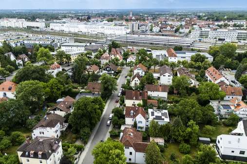 Blick auf den Pasinger Bahnhof - Grundstück in 81245 München mit 1420m² kaufen