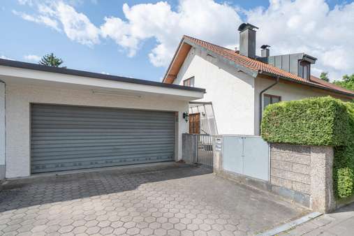 Garage - Zweifamilienhaus in 80937 München mit 219m² kaufen