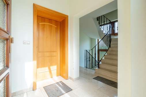 Eingang - Zweifamilienhaus in 80937 München mit 219m² kaufen