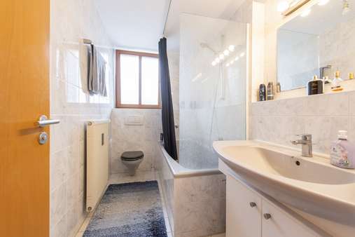 Badezimmer - Etagenwohnung in 85586 Poing mit 73m² kaufen