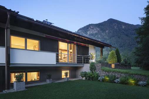 Haus bei Nacht - Einfamilienhaus in 83727 Schliersee mit 212m² kaufen