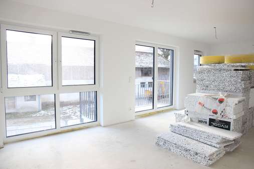Wohnzimmer - Etagenwohnung in 82054 Sauerlach mit 84m² kaufen