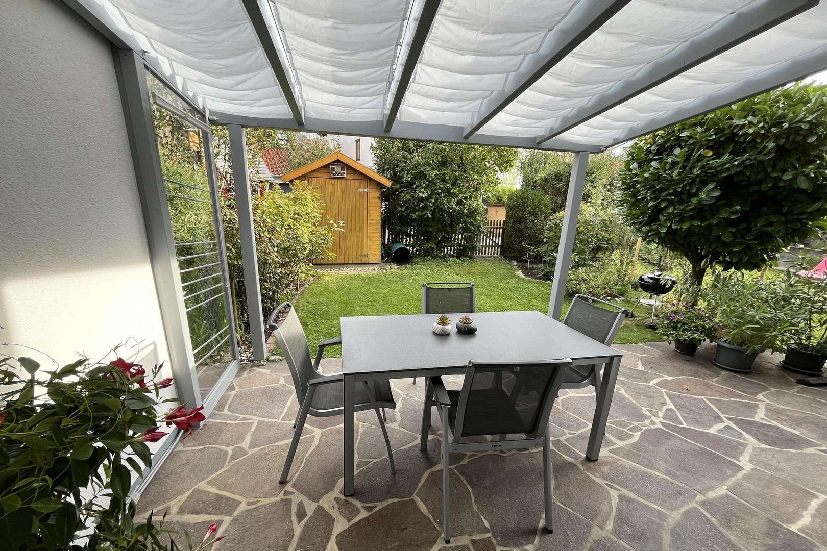 Blick über Terrasse in Garten Blick über Terrasse in Garten - Reihenmittelhaus in 85560 Ebersberg mit 119m² kaufen