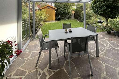 Blick über Terrasse in Garten Blick über Terrasse in Garten - Reihenmittelhaus in 85560 Ebersberg mit 119m² kaufen