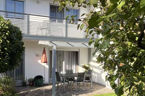 Blick vom Garten zum Haus Blick vom Garten zum Haus - Reihenmittelhaus in 85560 Ebersberg mit 119m² kaufen