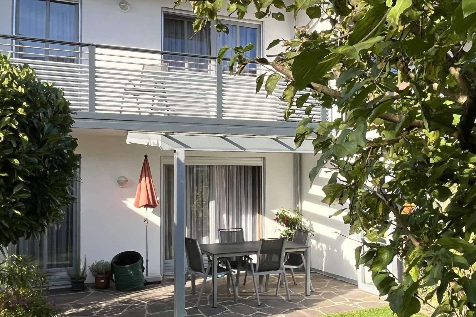 Blick vom Garten zum Haus Blick vom Garten zum Haus - Reihenmittelhaus in 85560 Ebersberg mit 119m² kaufen