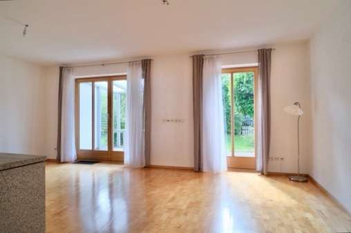 Blick vom Wohnzimmer zum Garten Blick vom Wohnzimmer zum Garten - Reihenmittelhaus in 85560 Ebersberg mit 119m² kaufen