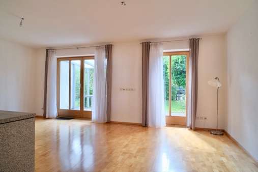 Blick vom Wohnzimmer zum Garten Blick vom Wohnzimmer zum Garten - Reihenmittelhaus in 85560 Ebersberg mit 119m² kaufen