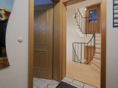vom Flur ins Treppenhaus - Reihenmittelhaus in 85560 Ebersberg mit 119m² kaufen