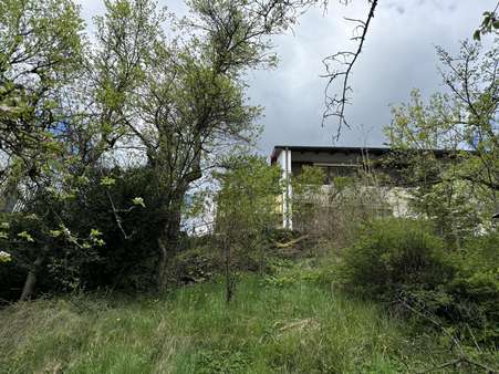 Hanggrundstück Blick zum Haus - Grundstück in 85614 Kirchseeon mit 1780m² kaufen