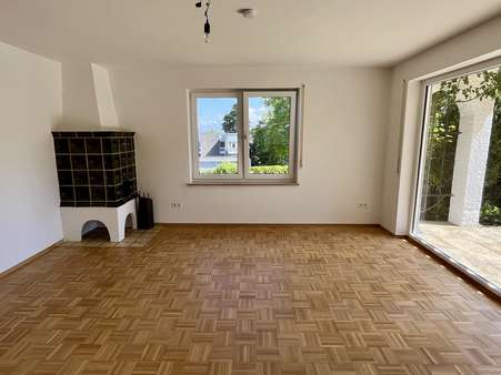 Wohnzimmer mit Kachelofen - Etagenwohnung in 82340 Feldafing mit 95m² mieten